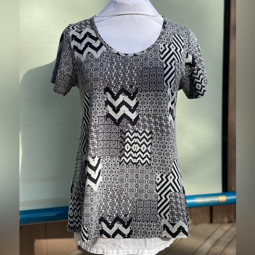 LuLaRoe Classic Tee. Size Medium. Substantial black & white fabric.